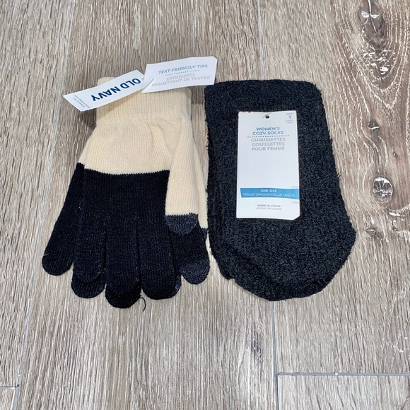 OLD NAVY MAGIC GLOVES AND COZY SOCK BUNDLE - Picture 6 of 6
